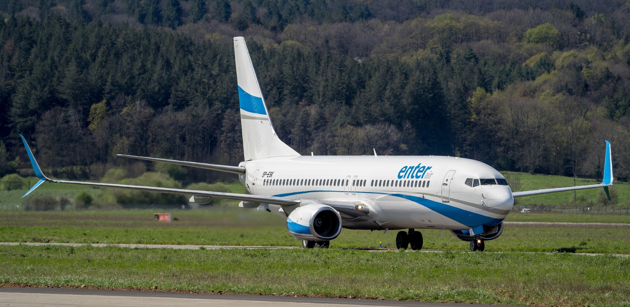 Norwegian Boeing 737-800 Overshoots Runway in Molde, Stopping 15 Meters from Sea