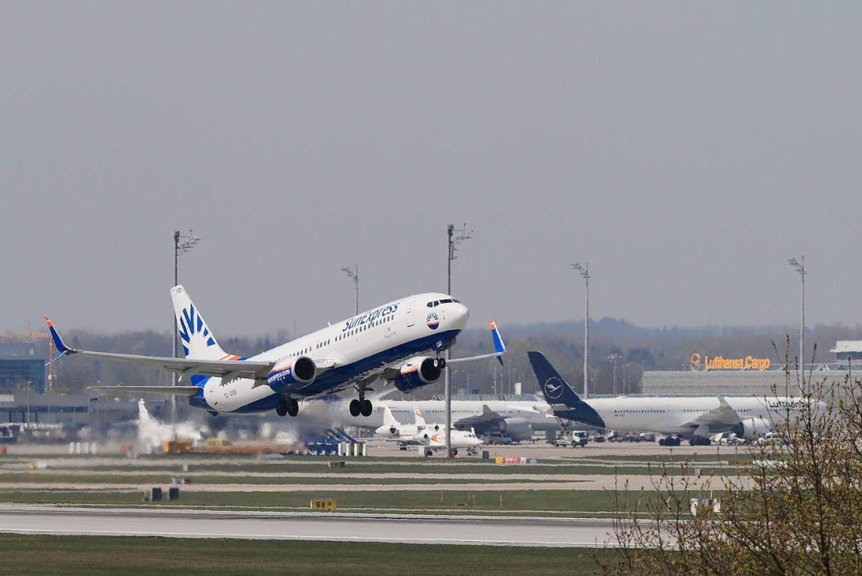 United Airlines Flight 1727 Returns Safely After Runway Incident