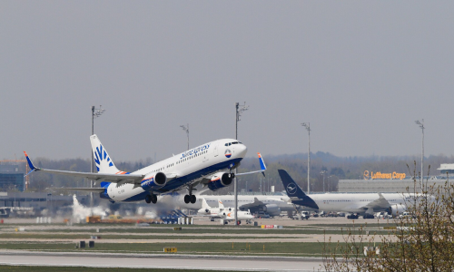 United Airlines Flight 1727 Returns Safely After Runway Incident